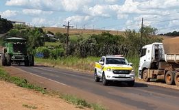 Polícia Rodoviária “escolta” colheitadeira no Oeste catarinense 