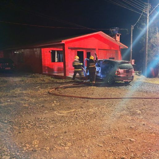 Incêndio atinge veículo no centro de Campo Erê durante a madrugada