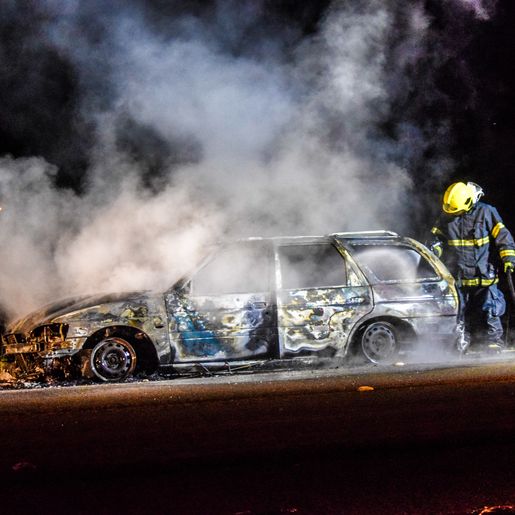 Veículo é destruído pelo fogo na BR 282 em Paraíso