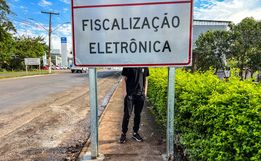 Placa instalada em calçada dificulta passagem de pedestres em SMO