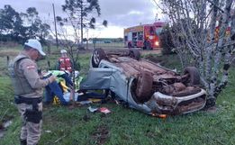 Condutor fica ferido em saída de pista seguida de capotamento 