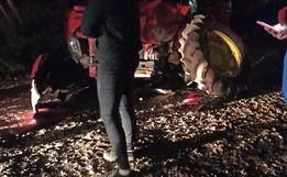 Bombeiros de Iporã Do Oeste atendem um capotamento e colisão entre carro e trator 