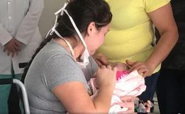 Vídeo: Mãe se recupera da Covid-19 e segura filha no colo primeira vez