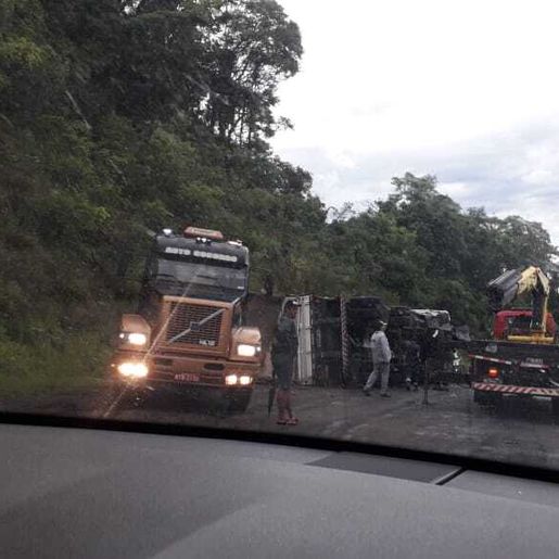 Carreta sai da pista e tomba às margens da BR 163 em São José do Cedro