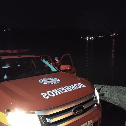 Balsa fica encalhada no Rio Uruguai