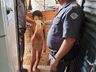 Vídeo mostra resgate de criança presa dentro de barril de ferro