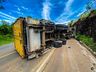 Caminhão dos Correios tomba na BR-282; assista ao vídeo