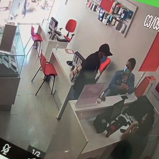 VÍDEO: Homem furta celular em revenda enquanto funcionária atendia cliente