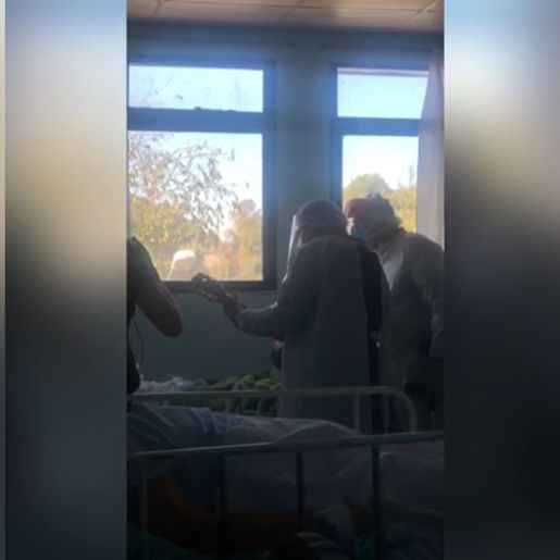 VÍDEO: filho e neto tocam violão e cantam para idosa que luta contra a Covid