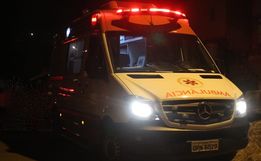 BR 163: colisão frontal entre carro e moto deixa jovem ferido; condutor fugiu do local