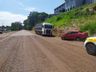 Colisão entre carro e caminhão causa danos materiais