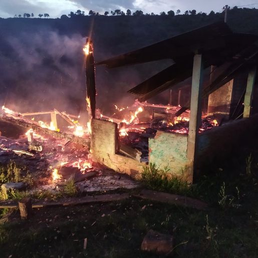 Casa é totalmente destruída em incêndio no interior 