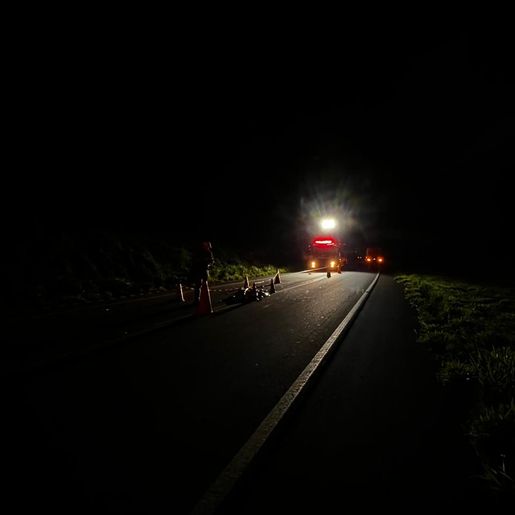 Mulher morre em acidente entre moto e caminhão na SC-160 