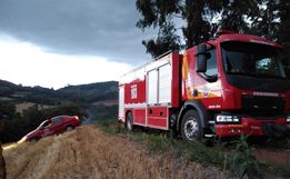 Bombeiros trabalham por três horas e meia em incêndio florestal 
