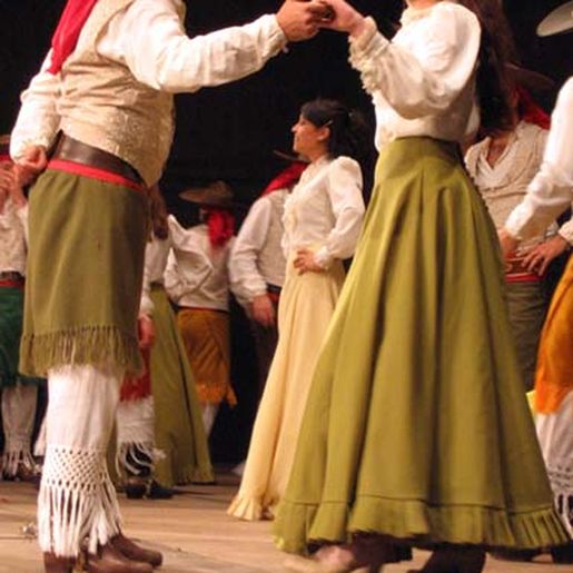 Instrutor de dança gaúcha comemora retomada das atividades