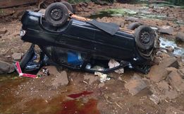 Carro cai de ponte no interior de Mondaí 