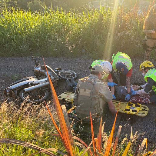 Homem fica ferido em colisão entre carro e moto em SMOeste 