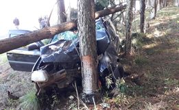 Saída de pista deixa três feridos