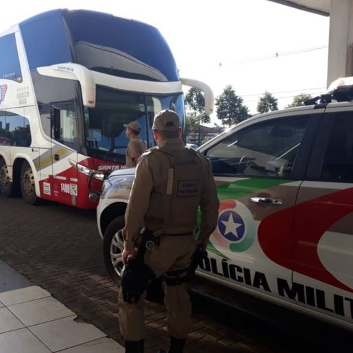 Ônibus de SMOeste com 40 passageiros chega da Bahia sob escolta no Oeste