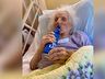 Mulher de 103 anos comemora cura do COVID-19 bebendo cerveja
