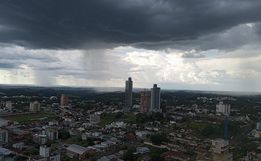 Chuva forte e ventania derrubam árvore e deixam moradores sem luz em SMO 