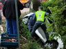 Carro sai da pista e quase cai em rio no centro de Mondaí