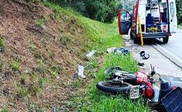 Motociclista tem perna amputada após colidir em caminhão no Oeste de SC