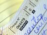 Para disfarçar furto, mulher ‘mastiga’ cheque em posto de gasolina em SC