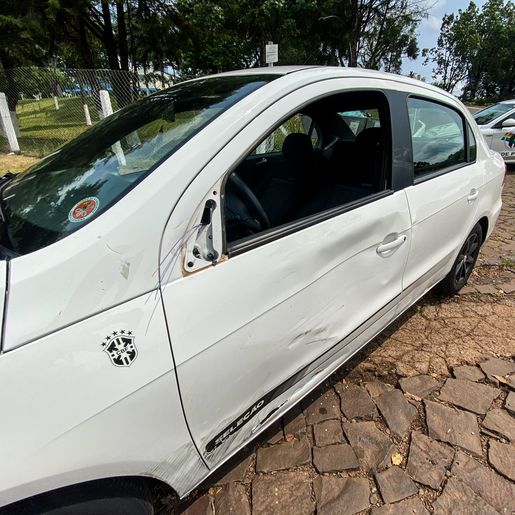 Motociclista passa ao lado de lombada e colide em carro em SMO