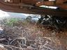 Colisão deixa motociclista preso em baixo de caminhão no interior 