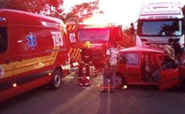 Colisão entre carro e carreta é registrada na SC 496, em Santa Helena