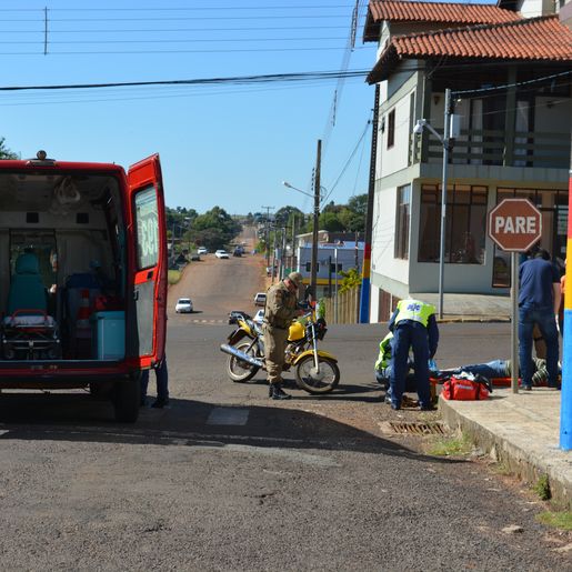 Motociclista fica ferido em colisão com carro no centro 