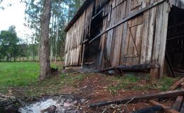 Incêndio atinge galpão no interior de Iporã do Oeste