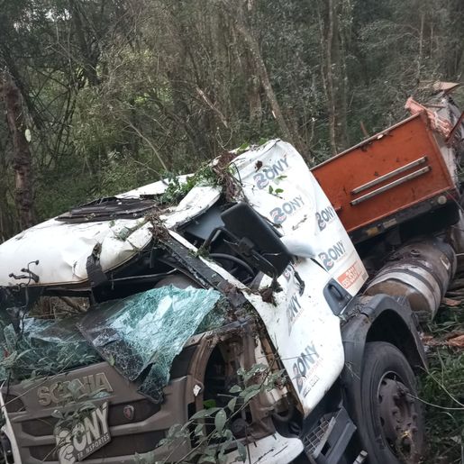 Caminhoneiro escapa ileso após carreta capotar em ribanceira na BR-282