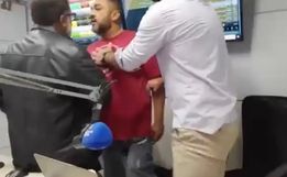 Homem invade estúdio de rádio e agride jornalistas; vídeo