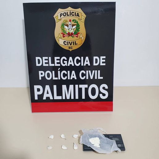 Suspeito de comércio de cocaína é preso em flagrante preparando droga para venda em Palmitos
