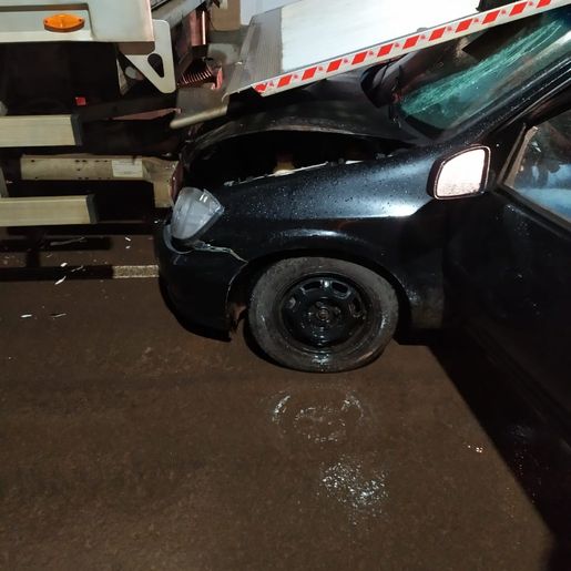 Motorista perde controle de veículo e bate em caminhão parado 