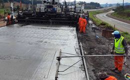 Aplicação do pavimento rígido avança e se aproxima do elevado na BR-163