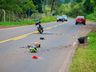 VÍDEOS: Colisão entre carro e moto deixa motociclista gravemente ferido