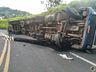 Tombamento de carreta deixa motorista ferido em Romelândia