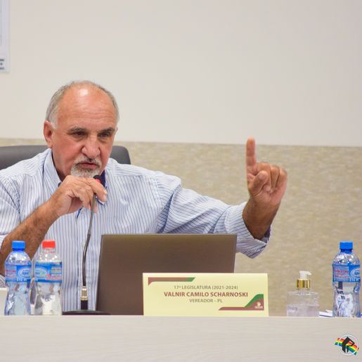 Vereador chama mesa diretora de ditadora e se retira de sessão