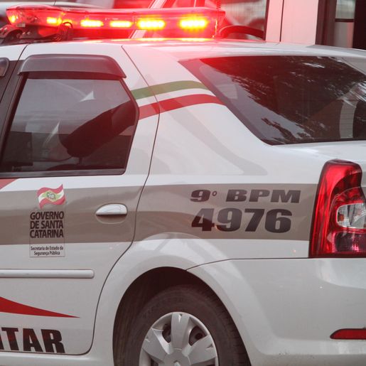 Homem agride esposa com barra de ferro e investe contra policiais