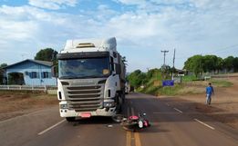 Homem fica ferido em colisão envolvendo moto e caminhão 