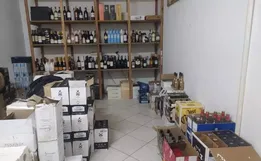 Passagem secreta em depósito de SC escondia armas e vinhos