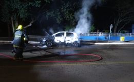 Carro é destruído por incêndio em São José do Cedro