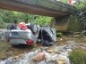 Dois homens morrem após carro capotar e cair em rio