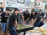 Jeep Clube prepara risoto beneficente para mais de 600 pessoas em evento da Apae de SMO