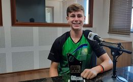 OUÇA: Jovem de SMOeste recebe prêmio de melhor tenista de 2021