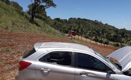 Motorista perde controle de carro e cai em ribanceira em Itapiranga