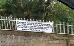Mulher estende faixa e faz pedido de desculpas inusitado em SC
